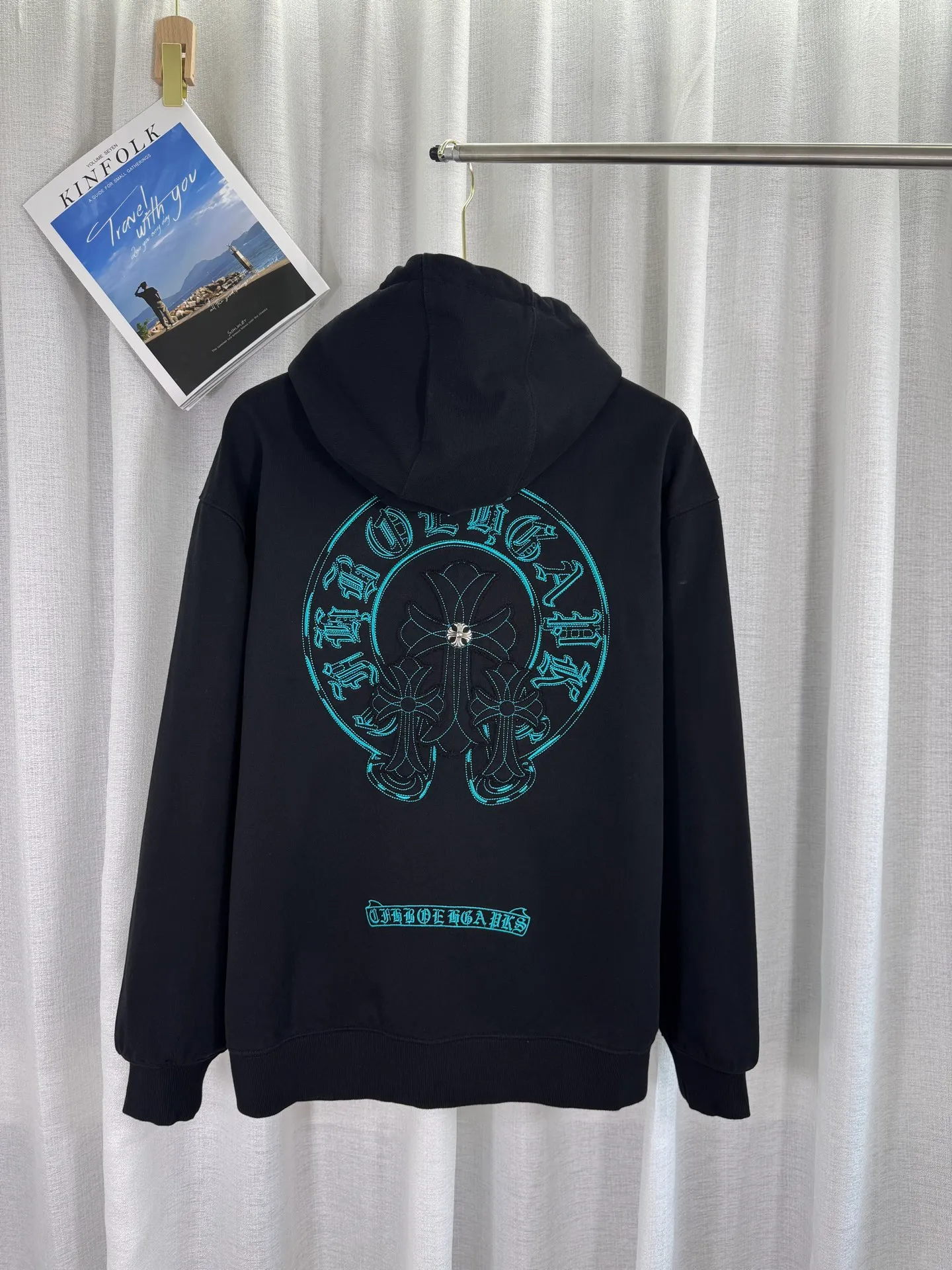 P340 top version, real shot without P, ​​different from market currency) 𝗖𝗵𝗿𝗼𝗺𝗲 𝗛𝗲𝗮𝗿𝘁𝘀/Cro Heart 2025 washed patch embroidery autumn and winter new original single counter American laser patch 3D three-dimensional color embroidery couple casual cardigan sweatshirt 👑The highest version! Customized fabric 480g tripe terry fabric! American acid-washed and distressed original fabric, laser burning + patch embroidery, exquisite embroidery of letters! The best-selling model in the counter, very comfortable to wear. Accessories: original molded and authenticated collar label➕100% silk wash label. Genuine purchase-grade original hangtag➕matching hanging rope➕3D hanging beads➕original packaging bag. Craftsmanship: The original version has consistent wiring! The highest version of the armhole matching technique! Color: Apricot Black Size: S M L XL Style Number: 25-319